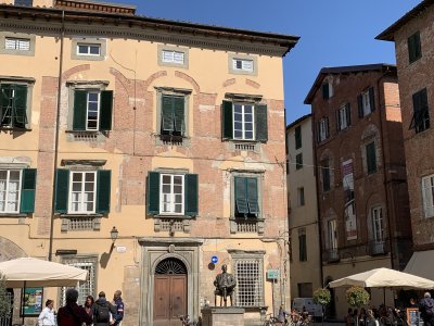 Giacomo Puccini Statue in front of the Puccini Museum - Birthplace in Piazza Cittadella400