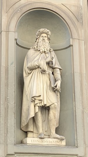 Leonardo Da Vinci outside Uffizi Gallery300