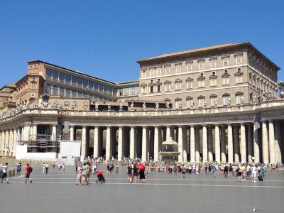 St PetersSquarefountain& Papal Apartments400